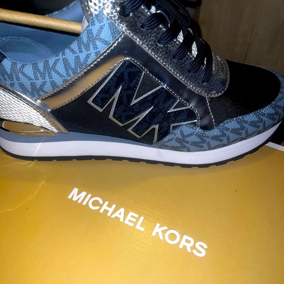 BRAND NEW! Gorgeous MK Maddie trainers with stunning chrome piping. Size 8.5M - Picture 2 of 5